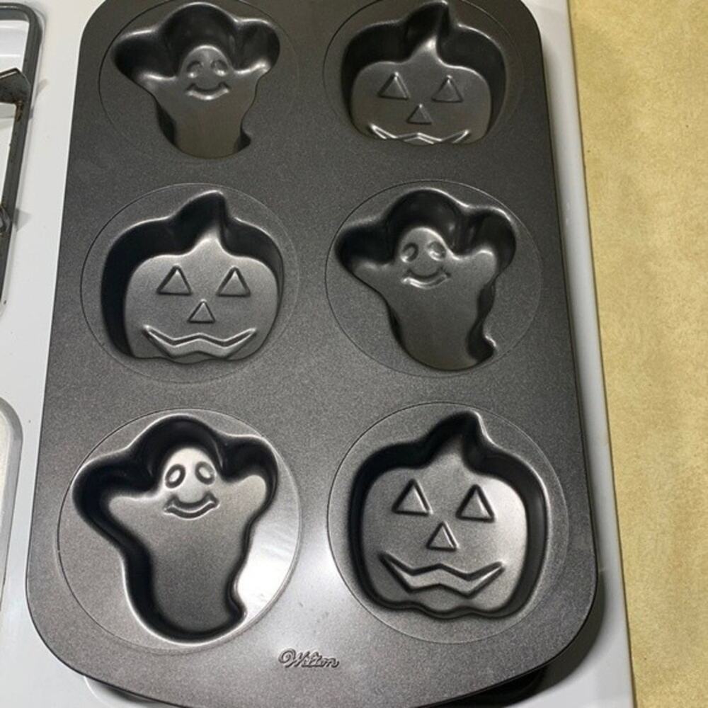 Wilton non-stick Halloween baking pan. Great condition.‎